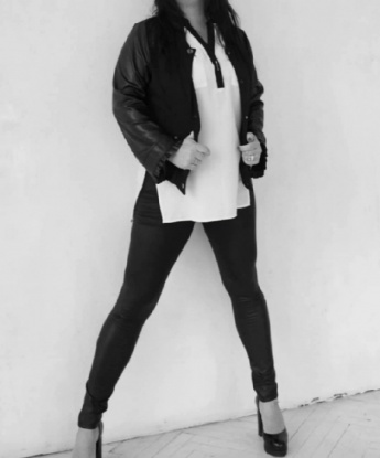 Живу в самом сердце Москвы, где можем встретиться в уютной гостиничной комнате или я могу приехать к тебе, создать атмосферу релакса и страсти. В моем арсенале множество возможностей для приятного времяпрепровождения - классический и эротический массаж, стриптиз, ролевые игры, и многое другое. Чувственные прикосновения, неистовая страсть и умение угодить мужчине - вот мои оружия. Мои клиенты говорят, что время проведенное со мной, это настоящая сказка, которую они хотят повторить снова и снова. Заходи на мою страничку, чтобы увидеть мои фото и отзывы. Буду рада познакомиться и сделать нашу встречу незабываемой! 😉🌹 178, 36 лет