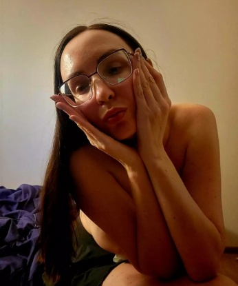 Привет, дорогой! 😘 Я - та самая инкогнито, которую ты искал... Стройная и опытная индивидуалка 🌺 с мерседесовским темпераментом. Живу в Москве и готова погрузиться с тобой в водопад эмоций и страсти. У меня есть все, чтобы сделать наше свидание незабываемым – умение слушать, умение услышать. 💋
Мои волшебные руки и нежное тело окутаны ауру непревзойденного наслаждения. 🌟 Имею множество возможностей, чтобы удовлетворить все твои сокровенные фантазии. От мягкого эротического массажа до покоряющей высоты оральной страсти. Или, может быть, ты мечтаешь о развратном доминировании? 🌹
Мои клиенты ценят меня за исключительность – внешне и внутренне, фотографии - настоящие. 🔥 Моя красота и опыт привлекают уже давно и на деле оставляют лишь положительные воспоминания. Уверена, что и ты не останешься равнодушным после нашей встречи. ✨
Не теряй время и позвони мне прямо сейчас, чтобы вместе прожить незабываемые часы наслаждения! 😈💖 511, 33 года